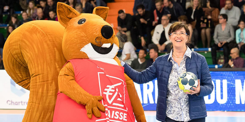 coup-envoi-match-mascotte-ecurueil 