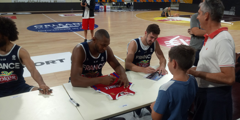 L'equipe de france de basket en dédicaces à Orléans avec la Caisse d'Epargne