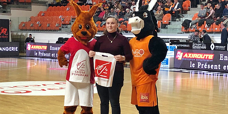 La gagnante du jeu concours et les Mascottes de la Caisse d'Epargne Loire-Centre et du Tango Bourges Basket