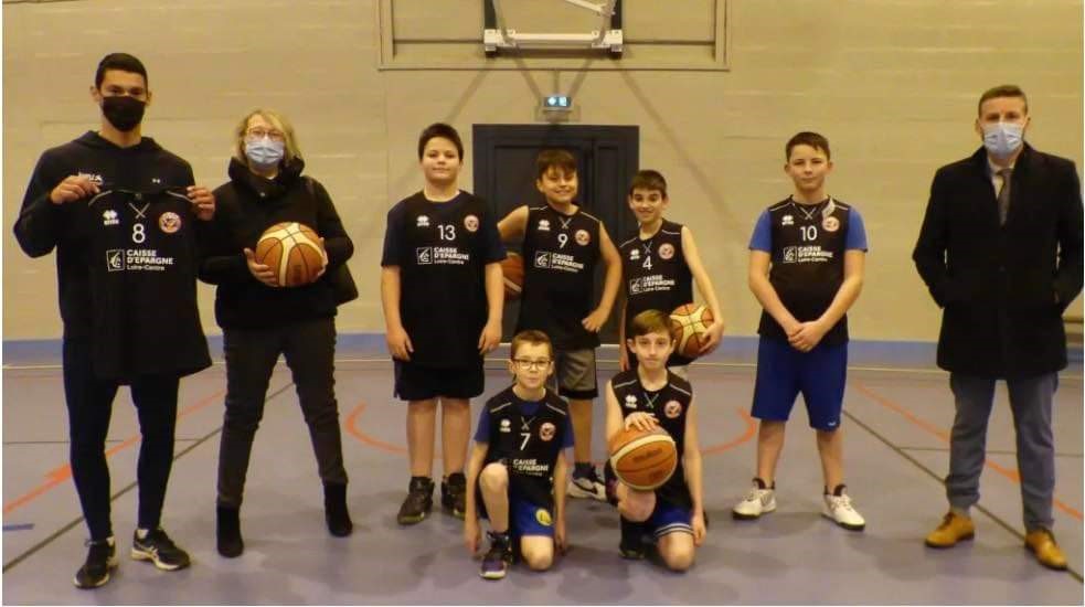 Quelques jeunes de l’équipe de moins de 13 ans avaient également fait spécialement le déplacement en dehors de leurs horaires d’entraînement pour récupérer leur jeu de maillot. 