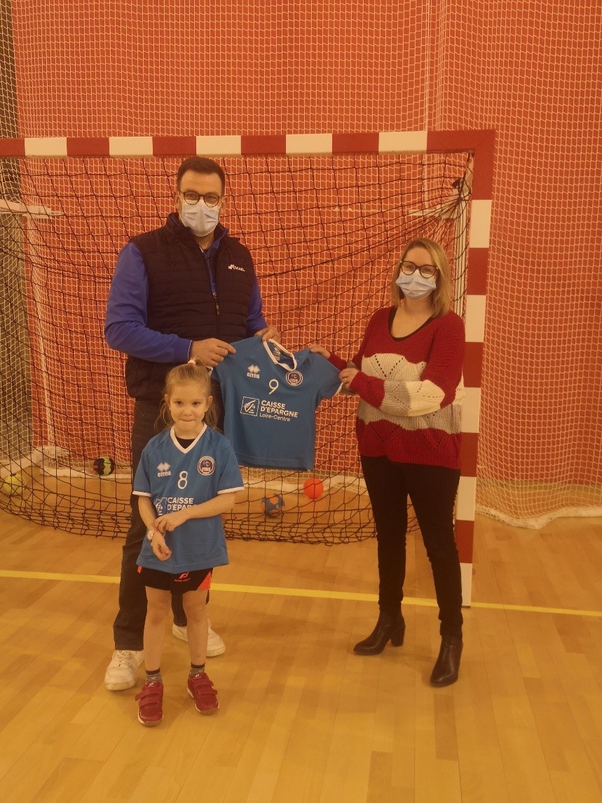 Mélissa CENTENICO, directrice d’agence de Châteaudun centre (à droite) a remis leurs maillots aux enfants du club de handball de Châteaudun