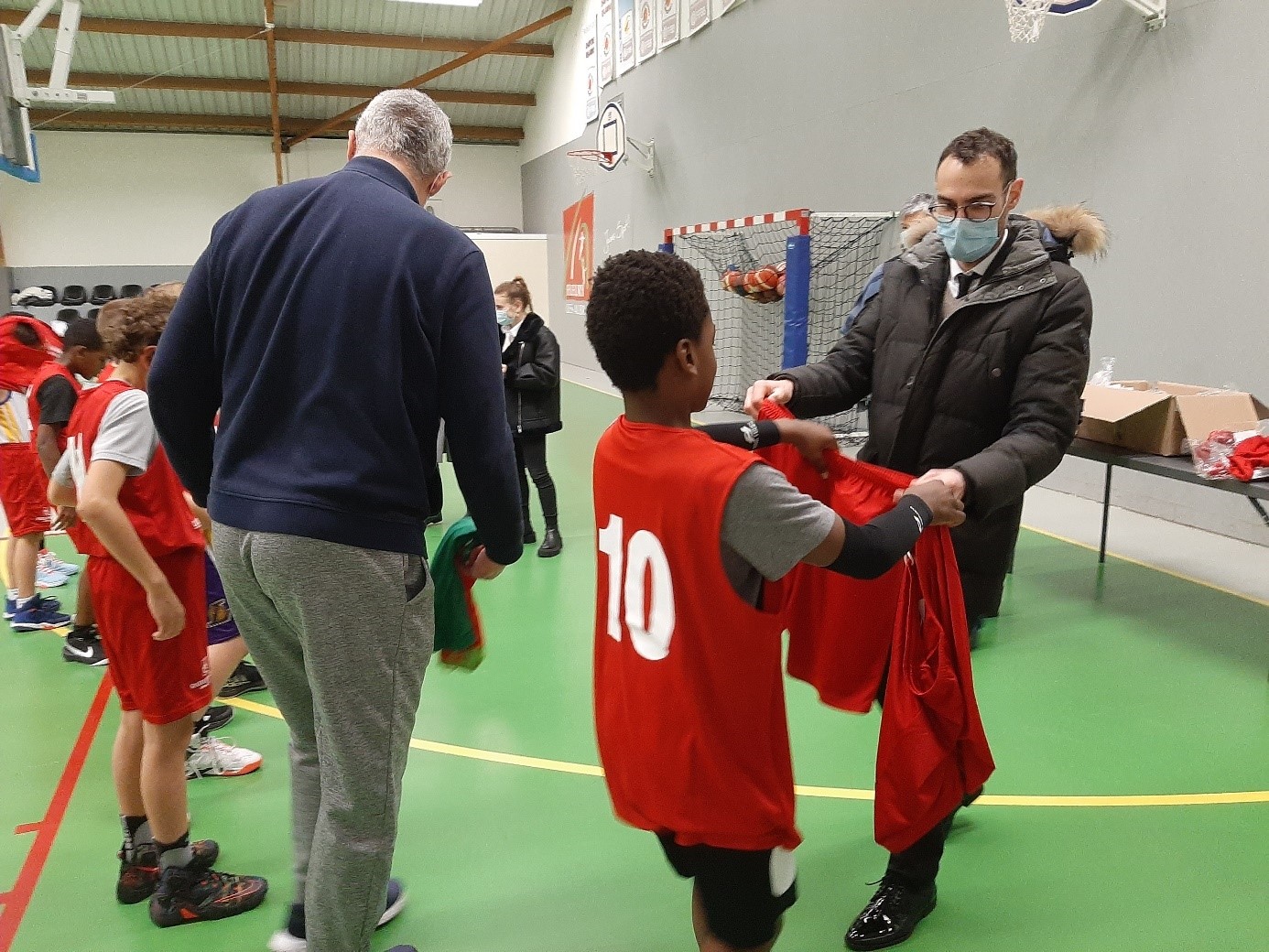 Jérémy Boileau, DA de Fleury-les-Aubrais remet les maillots aux licenciés du club de basket-ball de la commune