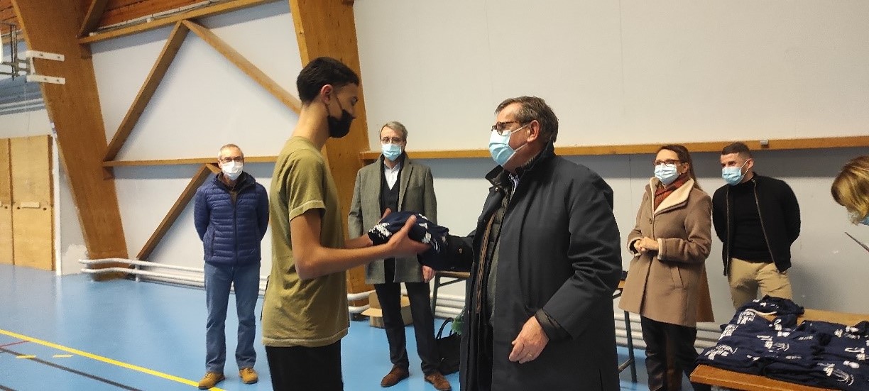 Philippe Leloup, président de la SLE Orléans Sud remet les maillots à l’équipe masculine de basket-ball (moins de 17 ans) de La Ferté Saint-Aubin, sous l’œil de Patrice Cressin Directeur du groupe Orléans centre, de Valérie Limousin, vice-présidente de la SLE Orléans Sud et de Cédric Cueff, GCP de l’agence de la Ferté-Saint-Aubin