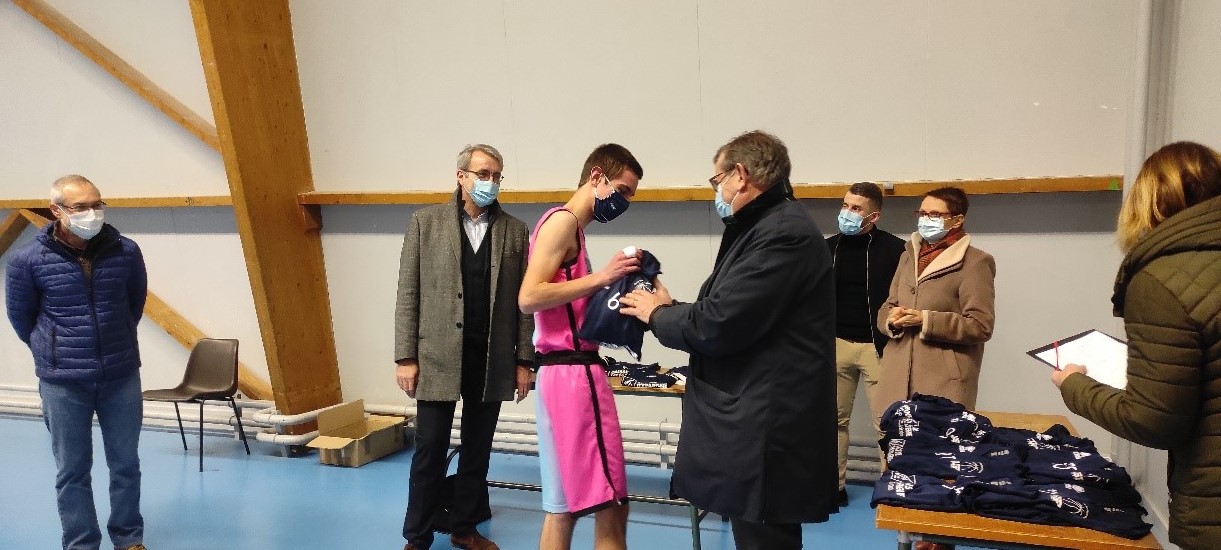 Philippe Leloup, président de la SLE Orléans Sud remet les maillots à l’équipe masculine de basket-ball (moins de 17 ans) de La Ferté Saint-Aubin, sous l’œil de Patrice Cressin Directeur du groupe Orléans centre, de Valérie Limousin, vice-présidente de la SLE Orléans Sud et de Cédric Cueff, GCP de l’agence de la Ferté-Saint-Aubin