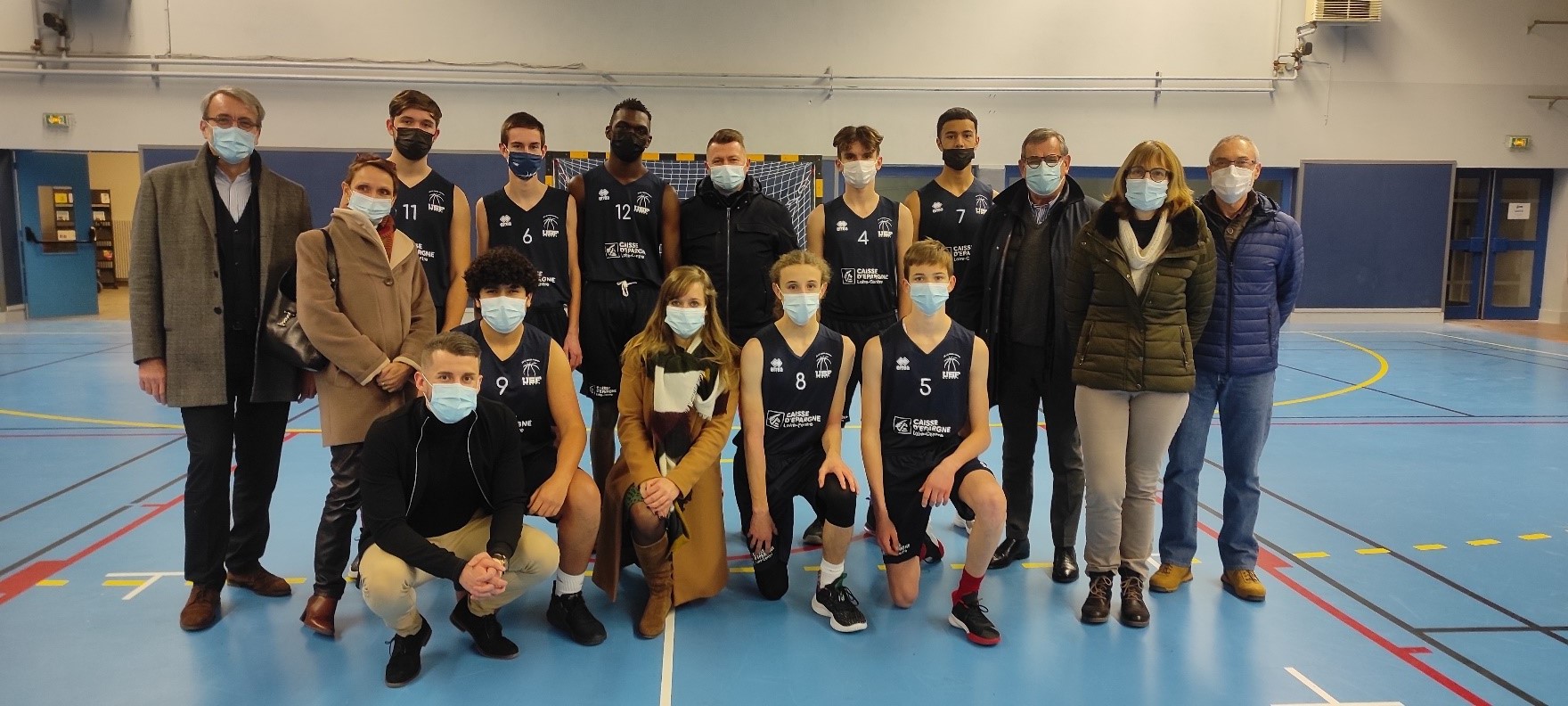 Le staff et l’équipe des U17 du club de basket-ball de la Ferté-Saint-Aubin, avec : Patrice Cressin, Directeur du groupe Orléans centre (en haut 1er à gauche), Valérie Limousin, vice-présidente de la SLE Orléans Sud (en haut, 2e à gauche), Cédric Cueff, GCP de l’agence (en bas, 1er à gauche), Jennifer Barsacq, DA de la Ferté-Saint-Aubin (en bas 3e à gauche) et Philippe Leloup, président de la SLE Orléans Sud (en haut, 3e à droite)