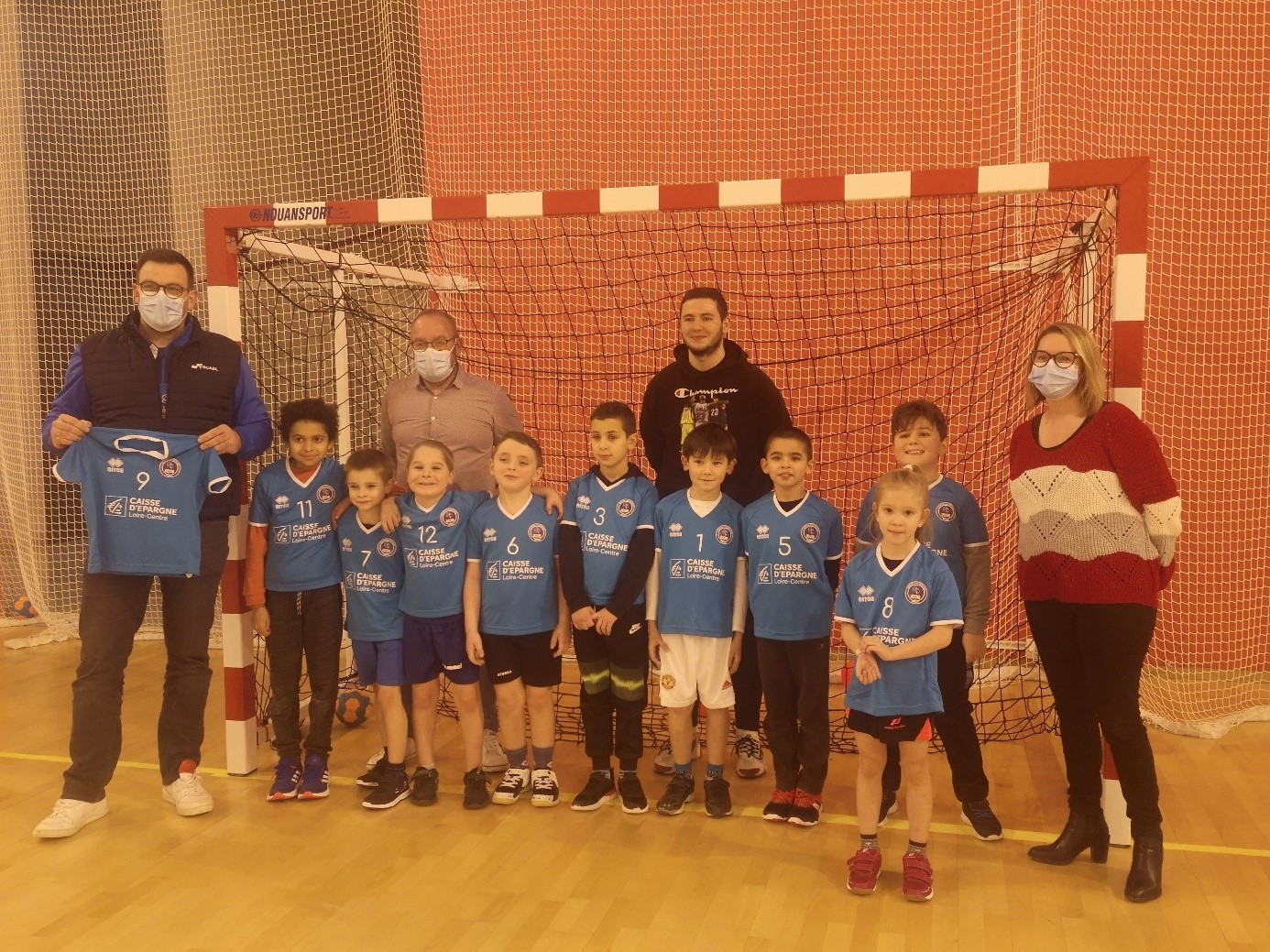 Mélissa CENTENICO, directrice d’agence de Châteaudun centre (à droite) a remis leurs maillots aux enfants du club de handball de Châteaudun