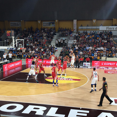 L'equipe de france de basket met un panier face à la croatie à orleans avec la caisse d'epargne