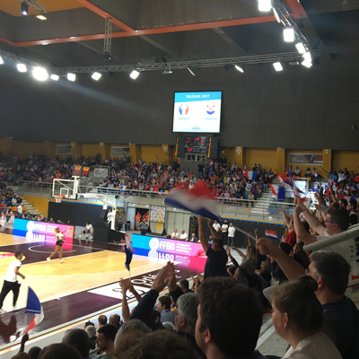 les supporters orleanais et le partenaire la caisse d'epargne sont presents pour soutenir l'equipe de france de basket à orleans